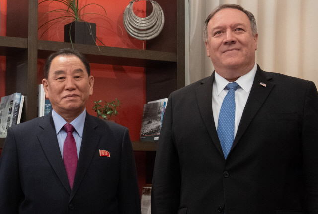 김영철(왼쪽) 북한 노동당 부위원장과 마이크 폼페이오 미국 국무장관/AFP연합뉴스