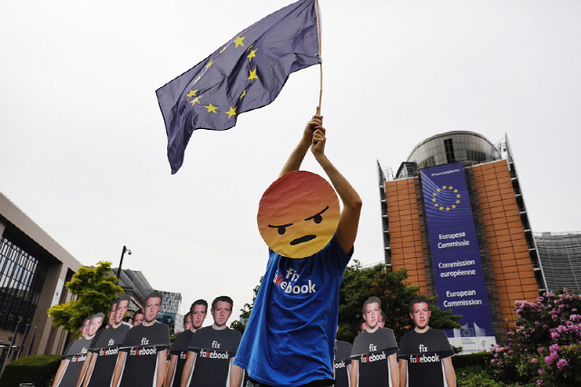 시민들이 지난해 5월 페이스북 CEO 마크 저커버그의 브뤼셀 방문에 앞서 시위를 벌이고 있다.     사진=포춘US