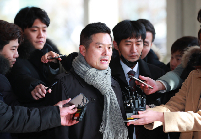 청와대 특별감찰반의 민간인 사찰 등 비위 의혹을 제기한 김태우 전 특감반원(수사관)이 31일 오후 서울 서초구 서울중앙지검을 찾아 청와대 및 여당 정치인들에 대한 고소장을 제출하기 앞서 입장을 밝히고 있다./연합뉴스