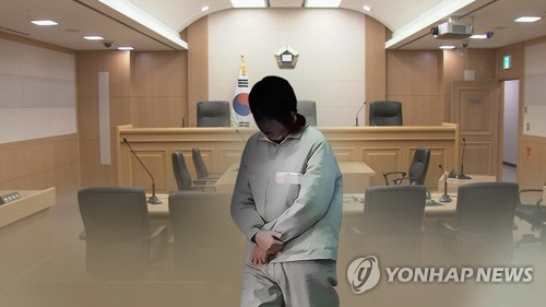 친어머니 청부살해를 시도한 혐의로 재판에 넘겨진 중학교 교사가 법정에서 뒤늦은 후회의 눈물을 흘렸다. /연합뉴스