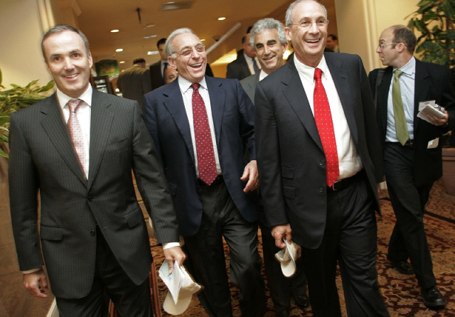 GE와 P&G 투자가 문제를 일으키기 전인 2006년, 회의장을 떠나고 있는 트라이언의 에드워드 가든과 넬슨 펠츠, 피터 메이(왼쪽부터).       사진=포춘US