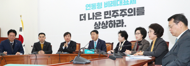 바른미래당 김관영 원내대표(왼쪽 네번째)가 31일 오전 국회에서 열린 원내정책회의에서 발언하고 있다. /연합뉴스