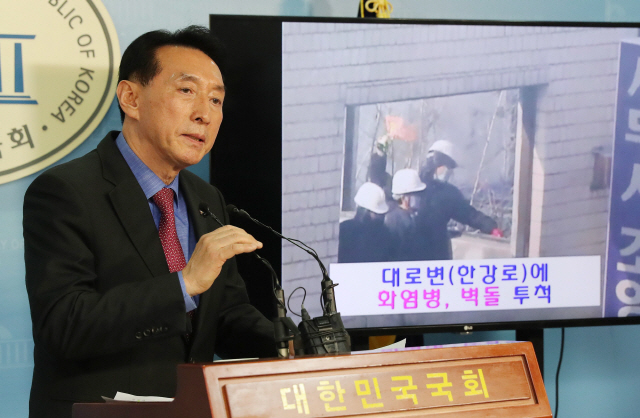 자유한국당 김석기 의원이 21일 오후 국회 정론관에서 용산참사 관련 기자회견을 하고 있다. 용산참사 당시 서울경찰청장이던 김 의원은 이날 기자회견에서 관련 영상을 보여주며 강제진압의 정당성을 주장했다. /연합뉴스