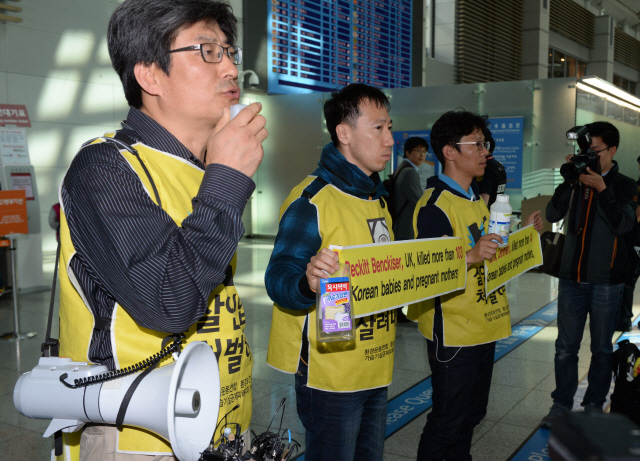 [사진=서울경제DB] 옥시 가습기살균제 피해자 가족들이 영국 옥시 본사 방문 전 공항에서 입장을 밝히고 있다.