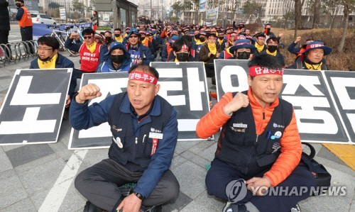 전국금속노동조합 현대중공업지부 소속회원들이 27일 오후 정부세종청사 고용노동부 앞에서 노조탄압 중단 및 단체협약 준수를 촉구하며 집회를 하고 있다. /연합뉴스