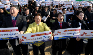 이철우 경북도지사(왼쪽 둘째)와 권영진 대구시장(셋째)이 30일 대구·경북 시·도민 상생경제 한마음축제에서 반도체 특화클러스터 구미 유치를 촉구하고 있다./제공=경북도