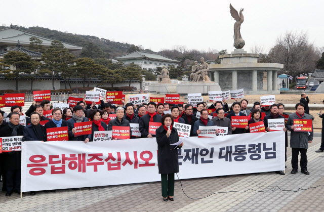 자유한국당 나경원 원내대표가 31일 오전 서울 종로구 청와대 앞 분수대에서 열린 긴급의원총회에서 발언하고 있다. /연합뉴스