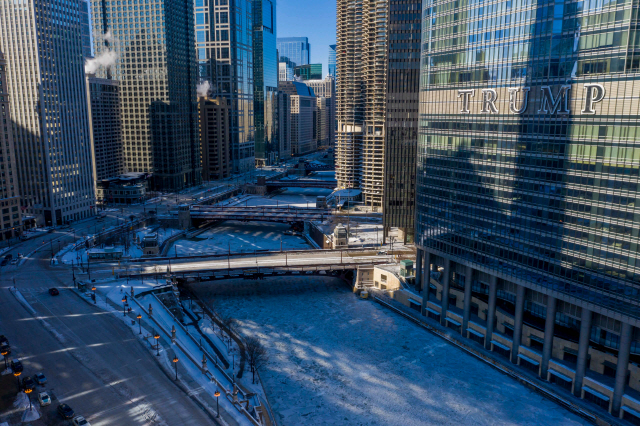 미국 중북부 지역에 사상 유례 없는 한파가 닥친 가운데 30일(현지시간) 일리노이주 시카고 중심지에 있는 트럼프호텔 앞의 시카고강이 얼어붙어 있다./시카고=신화통신연합