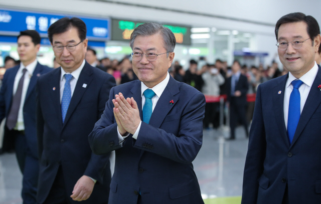 문재인 대통령이 31일 광주시청에서 열린 ‘광주형 일자리’ 투자 협약식에 입장하며 인사하고 있다. /연합뉴스