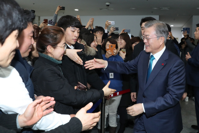 문재인 대통령이 31일 광주시청에서 열린 ‘광주형 일자리’ 투자 협약식에 입장하며 악수하고 있다. /연합뉴스