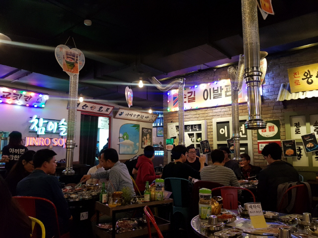 29일 오후 8시경 진로바베큐에서 베트남 현지인들이 삼삼오오 모여 식사를 즐기고 있다/허세민 기자