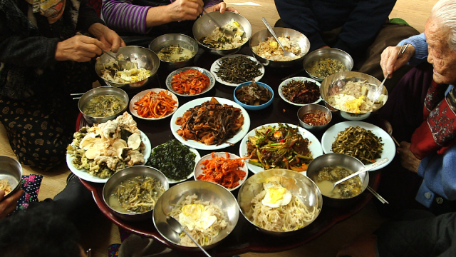 ‘한국인의 밥상’ 최불암, 新밥상공동체의 情 가득 ‘둥근밥상’을 만나다