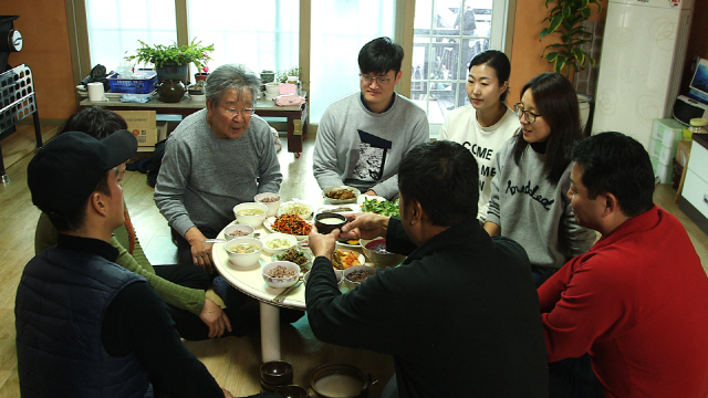 ‘한국인의 밥상’ 최불암, 新밥상공동체의 情 가득 ‘둥근밥상’을 만나다