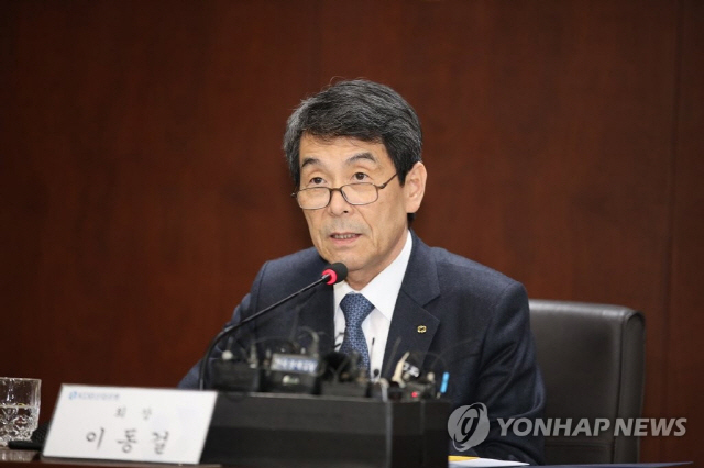 이동걸 KDB산업은행 회장이 31일 오후 서울 여의도 산업은행에서 열린 기자간담회에서 대우조선해양의 민영화 방안과 관련, 현대중공업의 인수 제안에 대한 이사회 논의결과를 설명하고 있다. 산업은행은 대우조선 지분 55.7%를 보유한 최대주주다. /연합뉴스