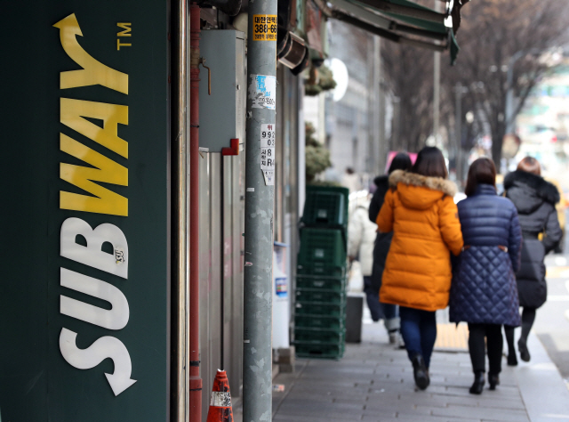 31일 서울 시내 한 써브웨이 매장 앞. 새해 들어 생산비 상승 등을 이유로 이어진 식품·외식물가 상승이 설 연휴 때까지 계속되고 있다. 써브웨이는 설을 앞둔 1일부터 가격 인상한다고 발표했다./연합뉴스