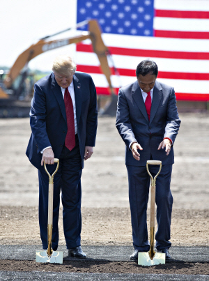 도널드 트럼프(왼쪽) 미국 대통령과 궈타이밍 폭스콘 회장이 지난해 6월28일(현지시간) 위스콘신주 마운트플레전트에서 열린 폭스콘 디스플레이 공장 착공식에서 첫 삽을 뜨고 있다. /블룸버그.