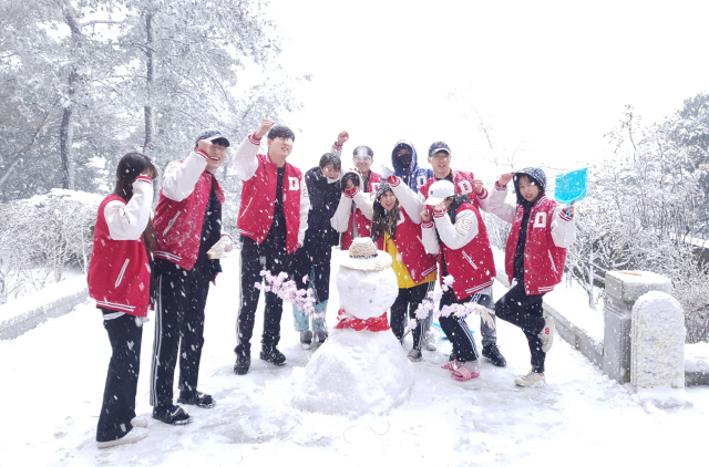부산 동의대 학생들이 31일 부산진구 가야캠퍼스에서 눈사람을 만들며 즐거워하고 있다. 이날 오전부터 부산 곳곳에 눈이 내려 상당수 구간에서 교통이 통제됐다. /부산=연합뉴스