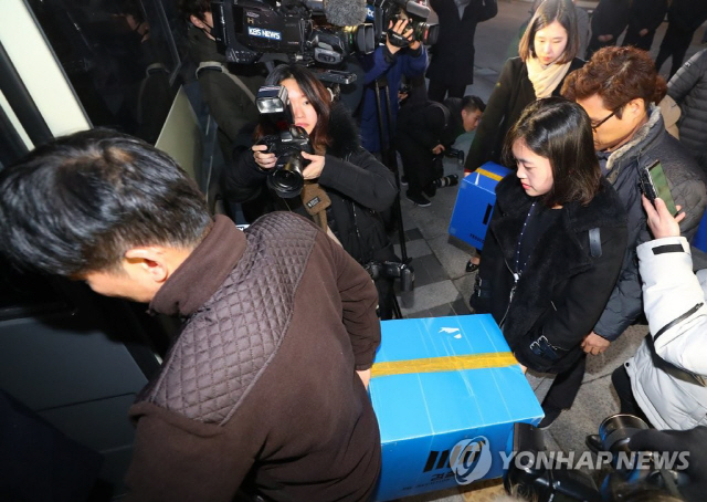 자유한국당 김성태 전 원내대표의 자녀 특혜채용 의혹을 수사하는 서울남부지검 관계자들이 14일 오후 서울 광화문 KT사옥에서 압수수색을 마친 뒤 압수품을 옮기고 있다./연합뉴스