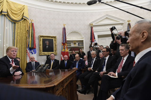 도널드 트럼프(왼쪽 첫번째) 미국 대통령이 31일(현지시간) 미·중 무역협상단과 만나 이야기를 나누고 있다. /워싱턴DC=AP연합뉴스