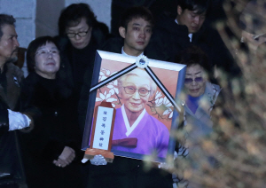 '길이길이 행복 누리소서'…나비가 된 인권운동가 김복동 할머니 발인