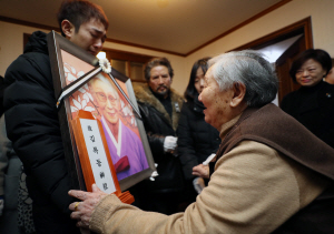 '길이길이 행복 누리소서'…나비가 된 인권운동가 김복동 할머니 발인