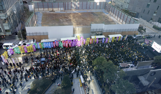 1일 수요집회가 열리는 옛 일본대사관 앞에서 위안부 피해자 김복동 할머니의 영결식을 하고 있다./연합뉴스