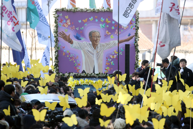 1일 서울 종로구 옛 일본대사관 앞에서 일본의 공식 배상을 요구하며 싸워온 일본군 위안부 피해자 김복동 할머니의 영결식이 열리고 있다. /연합뉴스