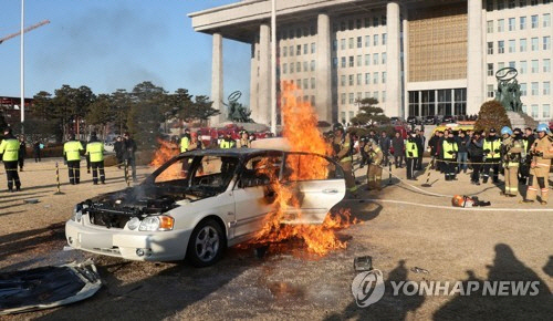'국회의원 특혜 폐지하라' 국회서 분신 시도한 60대 남성 주장 보니