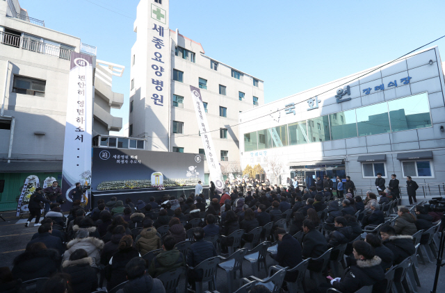 26일 오후 경남 밀양시 밀양 세종병원에서 화재사고 1주기 추모식에서 거행되고 있다. 지난해 발생한 밀양 세종병원 화재로 200명에 가까운 사상자가 발생했다. 2019.1.26/연합뉴스