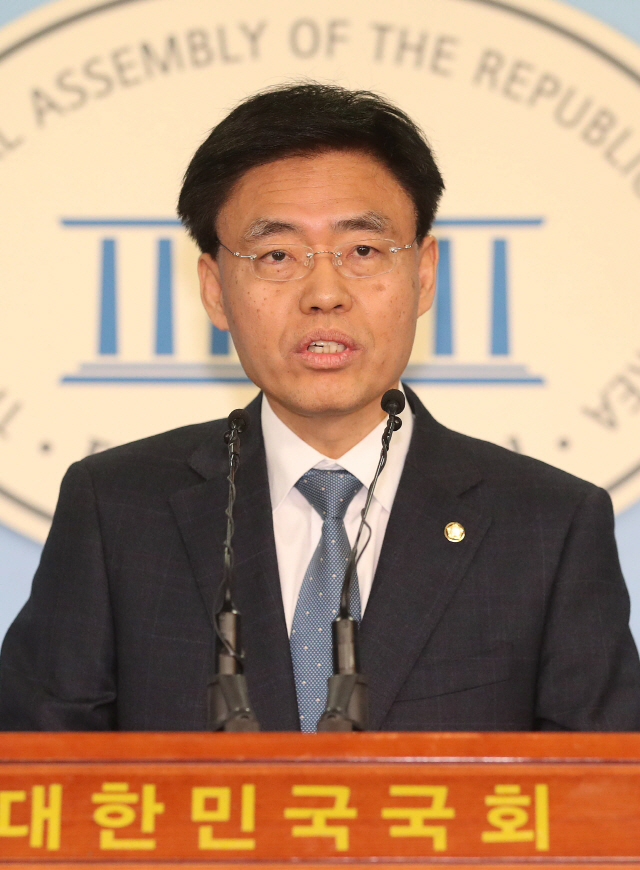 최교일 한국당 의원이 1일 국회 정론관에서 스트립바 출입 의혹을 부인하는 기자회견을 하고 있다./연합뉴스