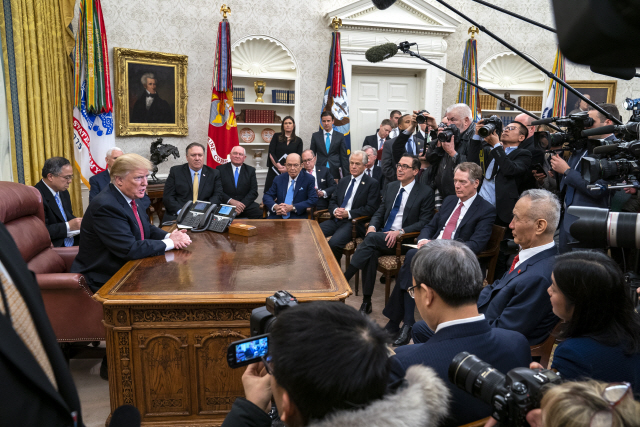 도널드 트럼프(왼쪽) 미국 대통령이 1월31일(현지시간) 백악관에서 중국 무역협상단 대표인 류허(오른쪽) 중국 부총리와 대화하고 있다.   　  /워싱턴DC=EPA연합뉴스