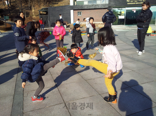 어린이들이 서울 종로구에 있는 낙산공원에서 제기차기 놀이를 즐기고 있다. /사진제공=서울시