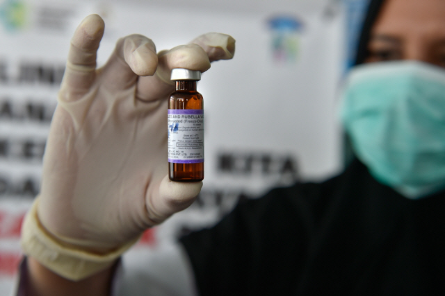 인도네시아 연구원이 홍역·풍진 백신을 들고 있다. /반다아체=AFP연합뉴스