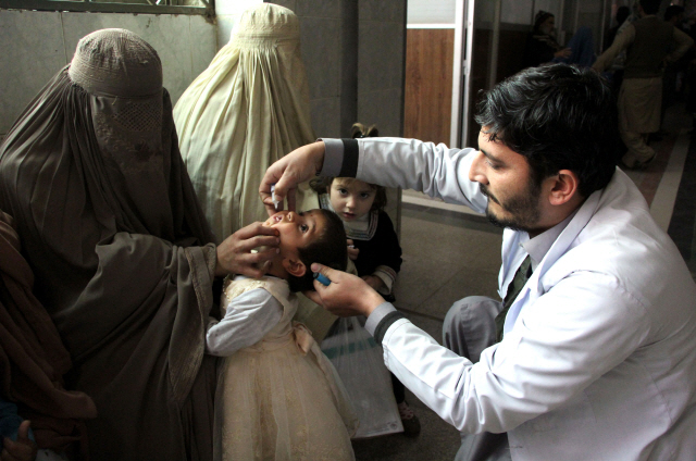 파키스탄에서 의사가 지난달 21일(현지시간) 한 어린이에게 백신을 투여하고 있다. /페샤와르=EPA연합뉴스