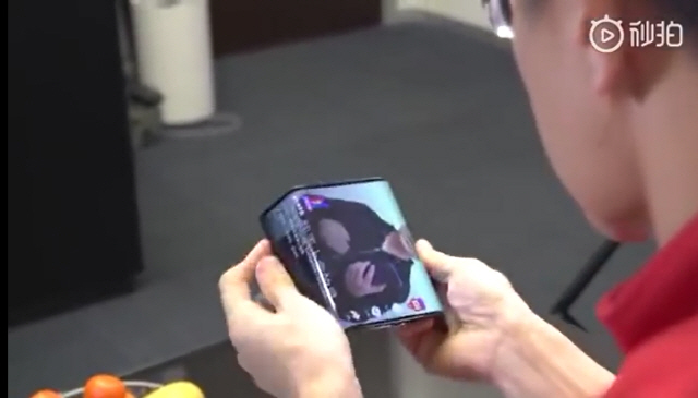 린빈 샤오미 총재가 양쪽을 접을 수 있는 ‘더블 폴더블폰’을 선보이고 있다./유튜브 캡처