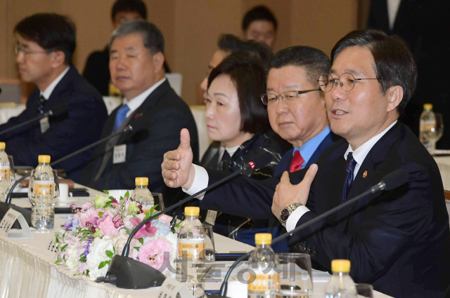 성윤모 산업통상자원부 장관이 지난해 11월 삼성동 무역센터에서 무역업계 간담회를 열고 발언을 하고 있다./이호재 기자