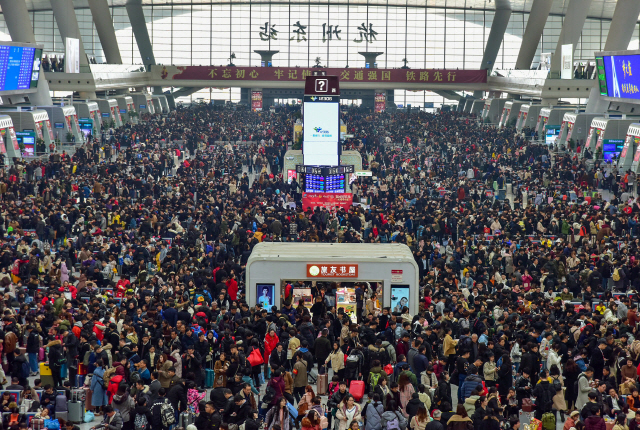 지난 1월 30일 춘제를 맞아 고향으로 돌아가는 중국인들로 저장성 항저우 기차역이 가득 차 있다. 항저우나 선전 같은 산업도시에서는 춘제기간에 이동이 특히 많다. /로이터연합뉴스