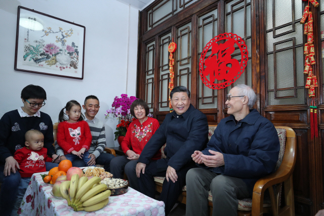 시진핑 중국 국가주석이 2월1일 베이징 첸먼지역 후퉁의 한 가족을 방문해 환담하고 있다. /신화연합뉴스