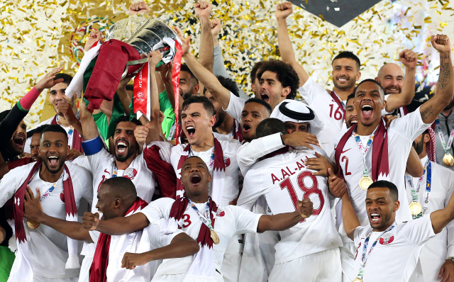 카타르 축구대표팀 선수들이 일본을 꺾고 아시안컵 우승을 차지한 뒤 환호하고 있다. /아부다비=EPA연합뉴스