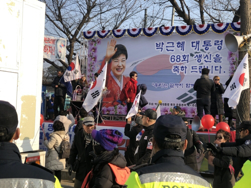 2일 오후 경기도 의왕시 서울구치소 앞에서 박근혜 전 대통령의 68회 생일을 축하하기 위해 지지자들이 모여 집회를 열고 있다./연합뉴스