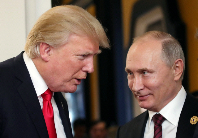 블라디미르 푸틴(오른쪽) 러시아 대통령과 도널드 트럼프 미국 대통령/EPA연합뉴스