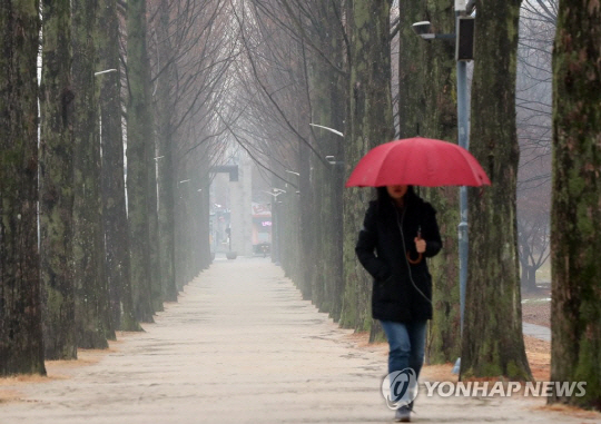 [날씨] 설 연휴 둘째 날, 전국 흐리고 비…강원 지역엔 눈