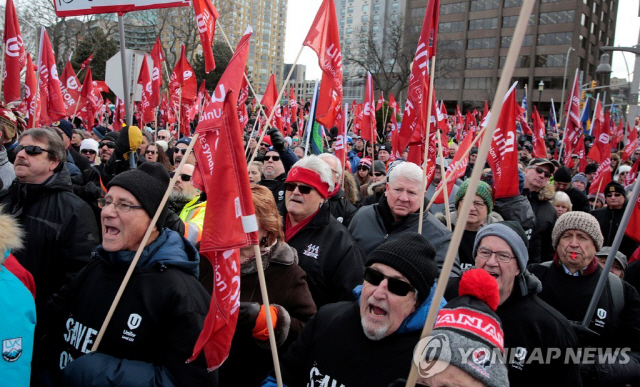 캐나다 오샤와 GM 공장 폐쇄에 항의하는 근로자들 집회/연합뉴스