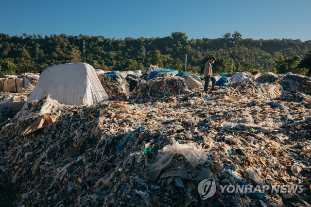 우리나라가 불법 수출한 폐기물이 필리핀 현지에 쌓여 있는 모습./연합뉴스