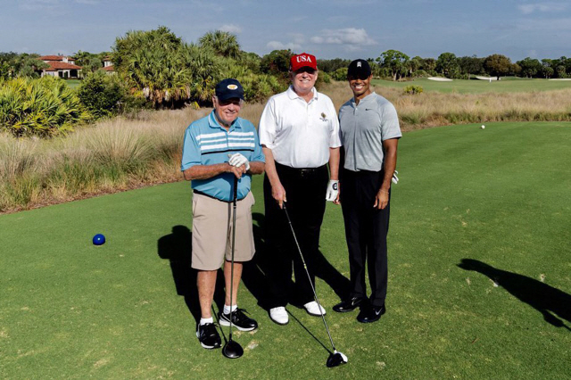 ‘골픈 전설’ 잭 니클라우스(왼쪽부터), 도널드 트럼프 미국 대통령, ‘골프 황제’ 타이거 우즈/플로리다=UPI연합뉴스