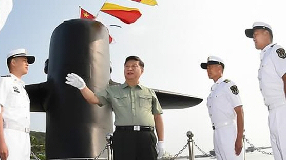 중국 최신예 핵잠수함 오른 시진핑 중국 국가주석. /신화=연합뉴스 자료사진
