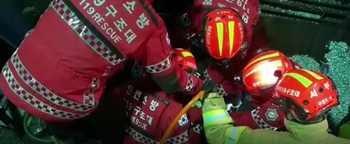 2일 밤 11시께 인천의 한 공장에서 50대 남성이 근무 중에 기계에 끼여 출동한 소방대원들이 그를 구조하고 있다. /연합뉴스=인천 서부소방서 제공