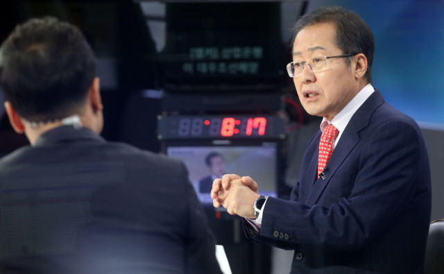 홍준표 '이명박·박근혜 석방 위해 국민저항운동 전개하겠다'
