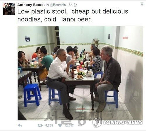 버락 오바마 전 미국 대통령이 지난 2016년 5월 베트남 하노이 방문 당시 현지 서민식당을 방문해 미국의 유명 셰프 앤서니 부르댕과 함께 둘이 합쳐 6달러짜리 ‘소박한’ 저녁식사를 하고있다./앤서니 부르댕 트위터 캡처