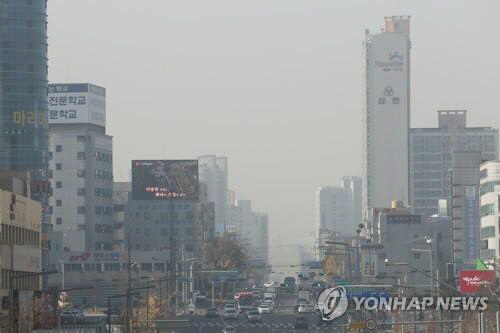 대구 미세먼지 농도가 ‘나쁨’ 수준을 보인 지난해 11월 말 동구 신천동의 하늘./연합뉴스